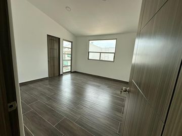 VENTA DE CASA NUEVA EN TOLUCA - CACALOMACAN, Ven a conocer tú casa con hermoso jardín, 5 lugares de estacionamiento, 4 recamaras y 3 baños completos