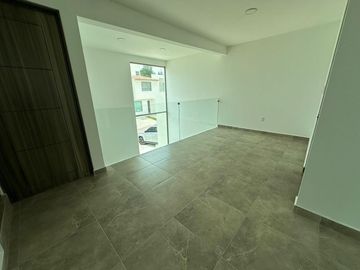 VENTA DE CASA NUEVA EN TOLUCA - CACALOMACAN, Ven a conocer tú casa con hermoso jardín, 5 lugares de estacionamiento, 4 recamaras y 3 baños completos