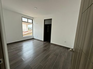 VENTA DE CASA NUEVA EN TOLUCA - CACALOMACAN, Ven a conocer tú casa con hermoso jardín, 5 lugares de estacionamiento, 4 recamaras y 3 baños completos