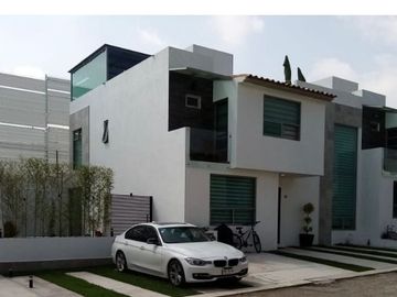 VENTA DE CASA NUEVA EN TOLUCA - CACALOMACAN, Ven a conocer tú casa con hermoso jardín, 5 lugares de estacionamiento, 4 recamaras y 3 baños completos