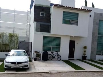 VENTA DE CASA NUEVA EN TOLUCA - CACALOMACAN, Ven a conocer tú casa con hermoso jardín, 5 lugares de estacionamiento, 4 recamaras y 3 baños completos