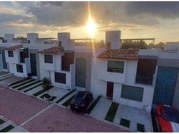 VENTA DE CASA NUEVA EN TOLUCA - CACALOMACAN, Ven a conocer tú casa con hermoso jardín, 5 lugares de estacionamiento, 4 recamaras y 3 baños completos