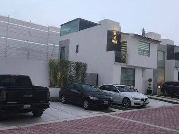 VENTA DE CASA NUEVA EN TOLUCA - CACALOMACAN, Ven a conocer tú casa con hermoso jardín, 5 lugares de estacionamiento, 4 recamaras y 3 baños completos