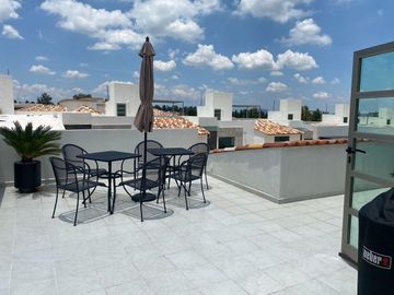 VENTA DE CASA NUEVA EN TOLUCA - CACALOMACAN, Ven a conocer tú casa con hermoso jardín, 5 lugares de estacionamiento, 4 recamaras y 3 baños completos