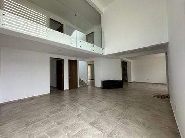 VENTA DE CASA NUEVA EN TOLUCA - CACALOMACAN, Ven a conocer tú casa con hermoso jardín, 5 lugares de estacionamiento, 4 recamaras y 3 baños completos