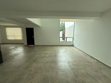 VENTA DE CASA NUEVA EN TOLUCA - CACALOMACAN, Ven a conocer tú casa con hermoso jardín, 5 lugares de estacionamiento, 4 recamaras y 3 baños completos