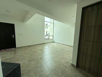 VENTA DE CASA NUEVA EN TOLUCA - CACALOMACAN, Ven a conocer tú casa con hermoso jardín, 5 lugares de estacionamiento, 4 recamaras y 3 baños completos