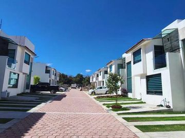 VENTA DE CASA NUEVA EN TOLUCA - CACALOMACAN, Ven a conocer tú casa con hermoso jardín, 5 lugares de estacionamiento, 4 recamaras y 3 baños completos