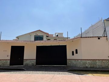 PRECIOSA CASA RESIDENCIAL EN VENTA, CON DEPARTAMENTO INDEPENDIENTE, EN LA ZONA EXCLUSIVA DE CACALOMACA