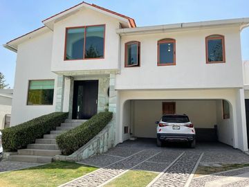 PRECIOSA CASA RESIDENCIAL EN VENTA, CON DEPARTAMENTO INDEPENDIENTE, EN LA ZONA EXCLUSIVA DE CACALOMACA