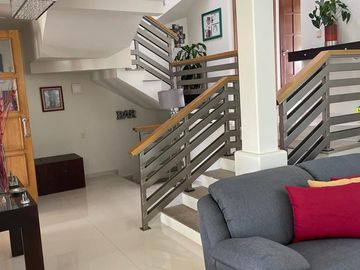 PRECIOSA CASA RESIDENCIAL EN VENTA, CON DEPARTAMENTO INDEPENDIENTE, EN LA ZONA EXCLUSIVA DE CACALOMACA