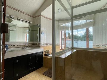 PRECIOSA CASA RESIDENCIAL EN VENTA, CON DEPARTAMENTO INDEPENDIENTE, EN LA ZONA EXCLUSIVA DE CACALOMACA