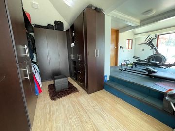 PRECIOSA CASA RESIDENCIAL EN VENTA, CON DEPARTAMENTO INDEPENDIENTE, EN LA ZONA EXCLUSIVA DE CACALOMACA