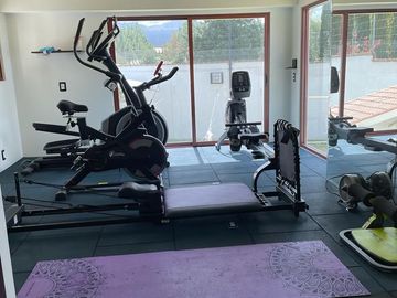 PRECIOSA CASA RESIDENCIAL EN VENTA, CON DEPARTAMENTO INDEPENDIENTE, EN LA ZONA EXCLUSIVA DE CACALOMACA