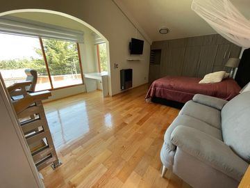 PRECIOSA CASA RESIDENCIAL EN VENTA, CON DEPARTAMENTO INDEPENDIENTE, EN LA ZONA EXCLUSIVA DE CACALOMACA