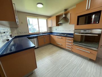 PRECIOSA CASA RESIDENCIAL EN VENTA, CON DEPARTAMENTO INDEPENDIENTE, EN LA ZONA EXCLUSIVA DE CACALOMACA