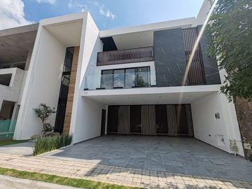 CASA EN VENTA CON 5 RECÁMARAS EN PARQUE POTOSÍ.