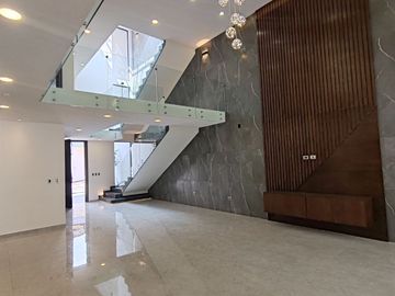 CASA EN VENTA CON 5 RECÁMARAS EN PARQUE POTOSÍ.