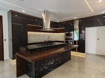 CASA EN VENTA CON 5 RECÁMARAS EN PARQUE POTOSÍ.