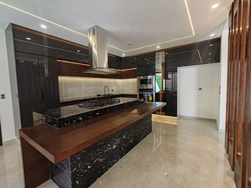 CASA EN VENTA CON 5 RECÁMARAS EN PARQUE POTOSÍ.