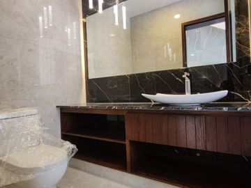 CASA EN VENTA CON 5 RECÁMARAS EN PARQUE POTOSÍ.