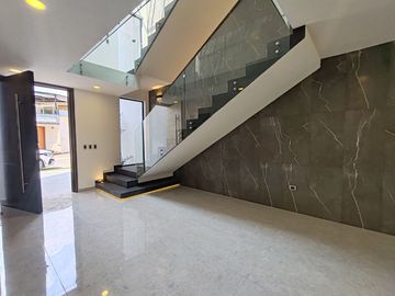 CASA EN VENTA CON 5 RECÁMARAS EN PARQUE POTOSÍ.