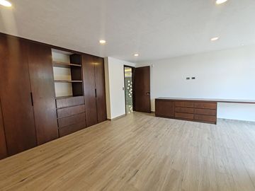 CASA EN VENTA CON 5 RECÁMARAS EN PARQUE POTOSÍ.