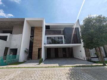 CASA EN VENTA CON 5 RECÁMARAS EN PARQUE POTOSÍ.