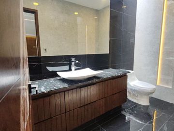 CASA EN VENTA CON 5 RECÁMARAS EN PARQUE POTOSÍ.