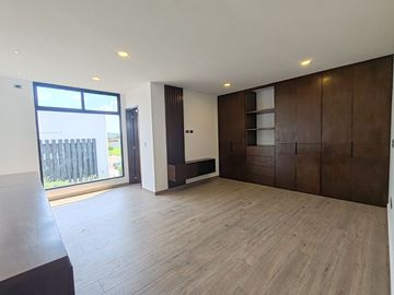CASA EN VENTA CON 5 RECÁMARAS EN PARQUE POTOSÍ.