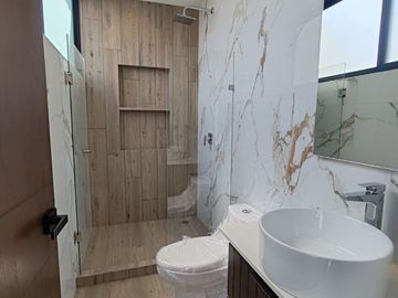 CASA EN VENTA CON 5 RECÁMARAS EN PARQUE POTOSÍ.