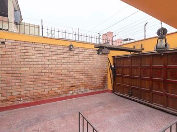 VENDO CASA COMO TERRENO JIRON LAS UVAS SANTIAGO DE SURCO