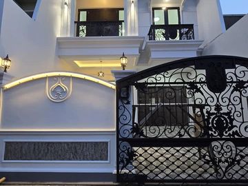 Rumah baru design classic di pondok bambu Jakarta Timur
