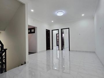 Rumah baru design classic di pondok bambu Jakarta Timur