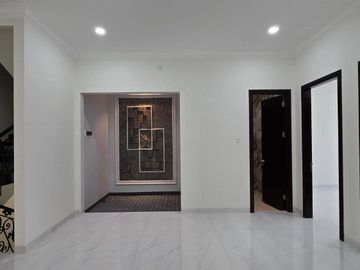 Rumah baru design classic di pondok bambu Jakarta Timur