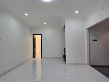 Rumah baru design classic di pondok bambu Jakarta Timur