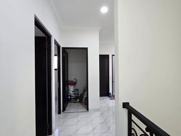 Rumah baru design classic di pondok bambu Jakarta Timur