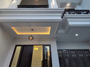 Rumah baru design classic di pondok bambu Jakarta Timur