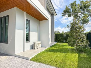 Newly built 2-storey house, 4 bedrooms, modern style, Nong Kwai Subdistrict, Hang Dong District, Chiang Mai Province, near the Royal Flora,
