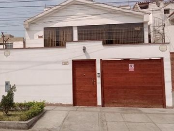 Venta De Casa De 3 Pisos En Zona Exclusiva De La Molina