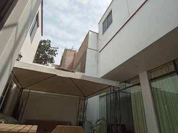 Venta De Casa De 3 Pisos En Zona Exclusiva De La Molina