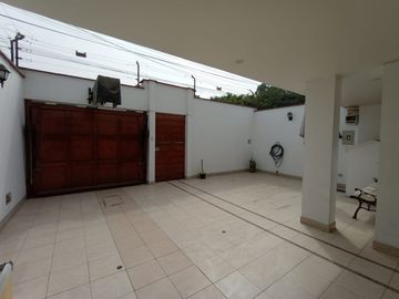 Venta De Casa De 3 Pisos En Zona Exclusiva De La Molina