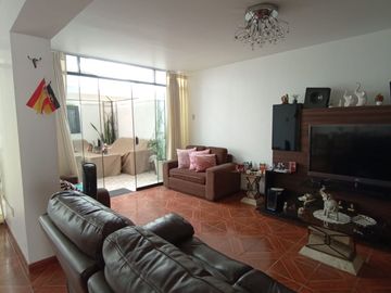 Venta De Casa De 3 Pisos En Zona Exclusiva De La Molina