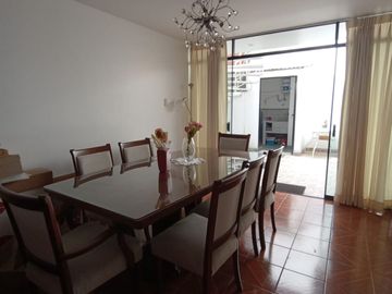 Venta De Casa De 3 Pisos En Zona Exclusiva De La Molina