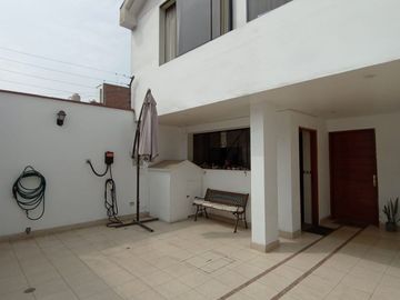 Venta De Casa De 3 Pisos En Zona Exclusiva De La Molina