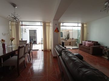 Venta De Casa De 3 Pisos En Zona Exclusiva De La Molina
