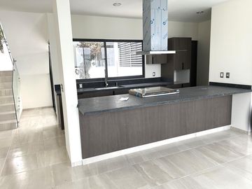 Casa en venta en Ciudad Maderas Querétaro En desniveles y bonito condominio