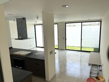 Casa en venta en Ciudad Maderas Querétaro En desniveles y bonito condominio