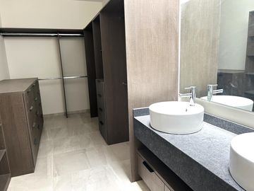 Casa en venta en Ciudad Maderas Querétaro En desniveles y bonito condominio