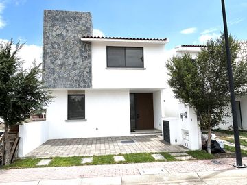 Casa en venta en Ciudad Maderas Querétaro En desniveles y bonito condominio